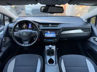 Toyota Avensis 2019 г., бордо, снимка 10